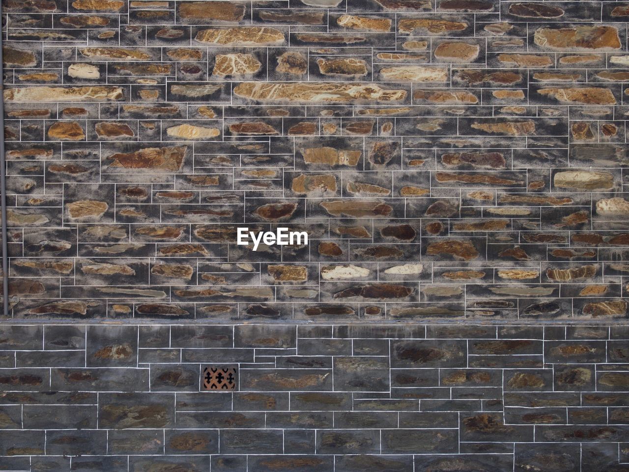 FULL FRAME OF BRICK WALL