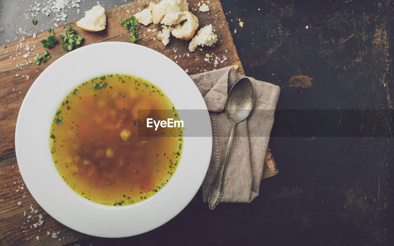 HIGH ANGLE VIEW OF SOUP IN BOWL