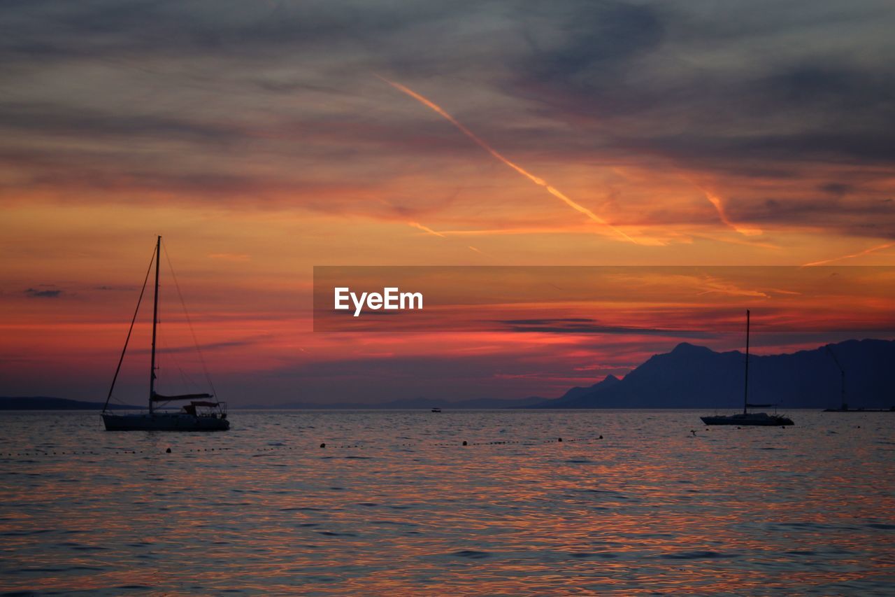 SCENIC VIEW OF SEA AGAINST ORANGE SKY