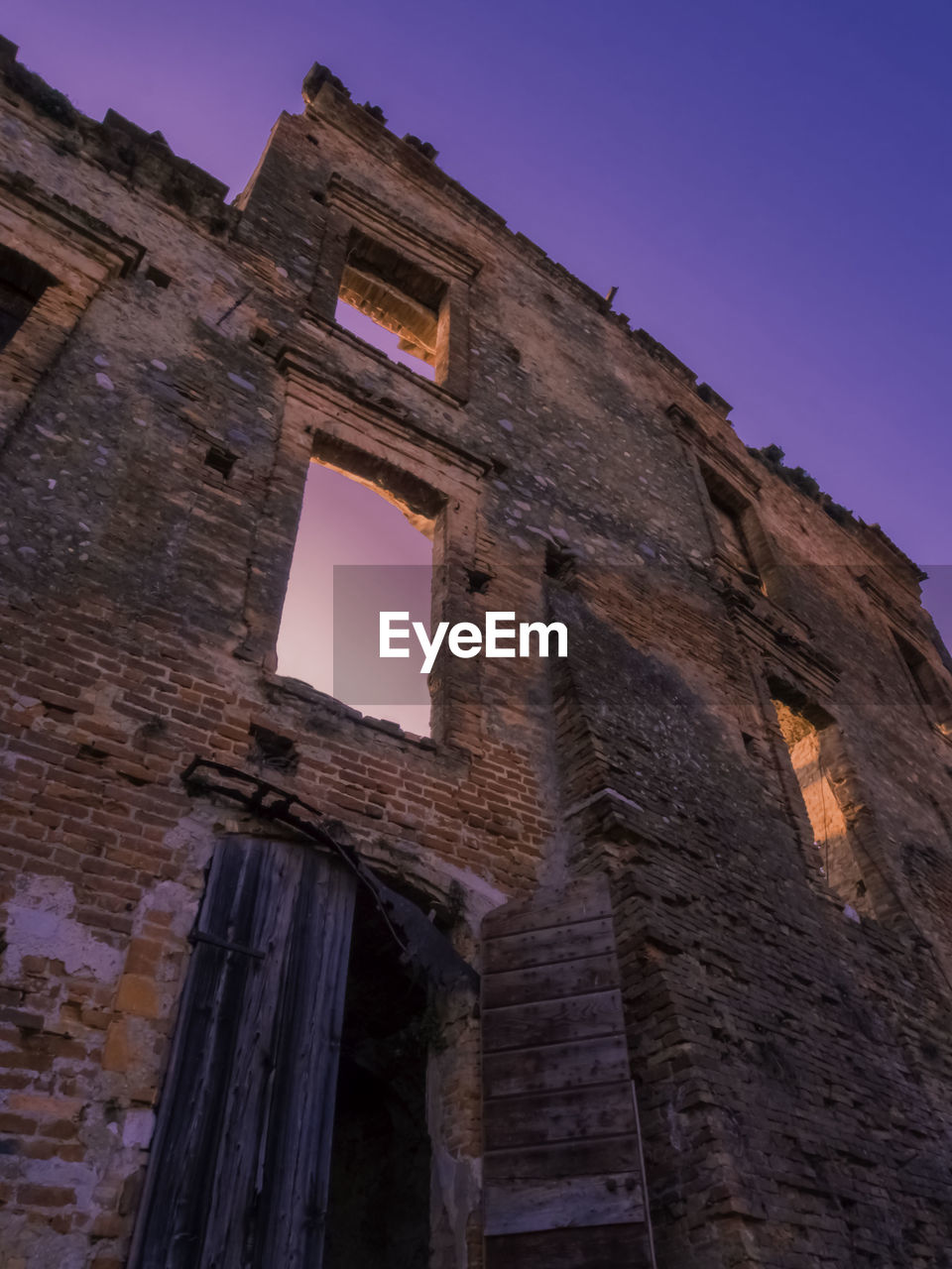 LOW ANGLE VIEW OF ABANDONED BUILDING AGAINST CLEAR SKY