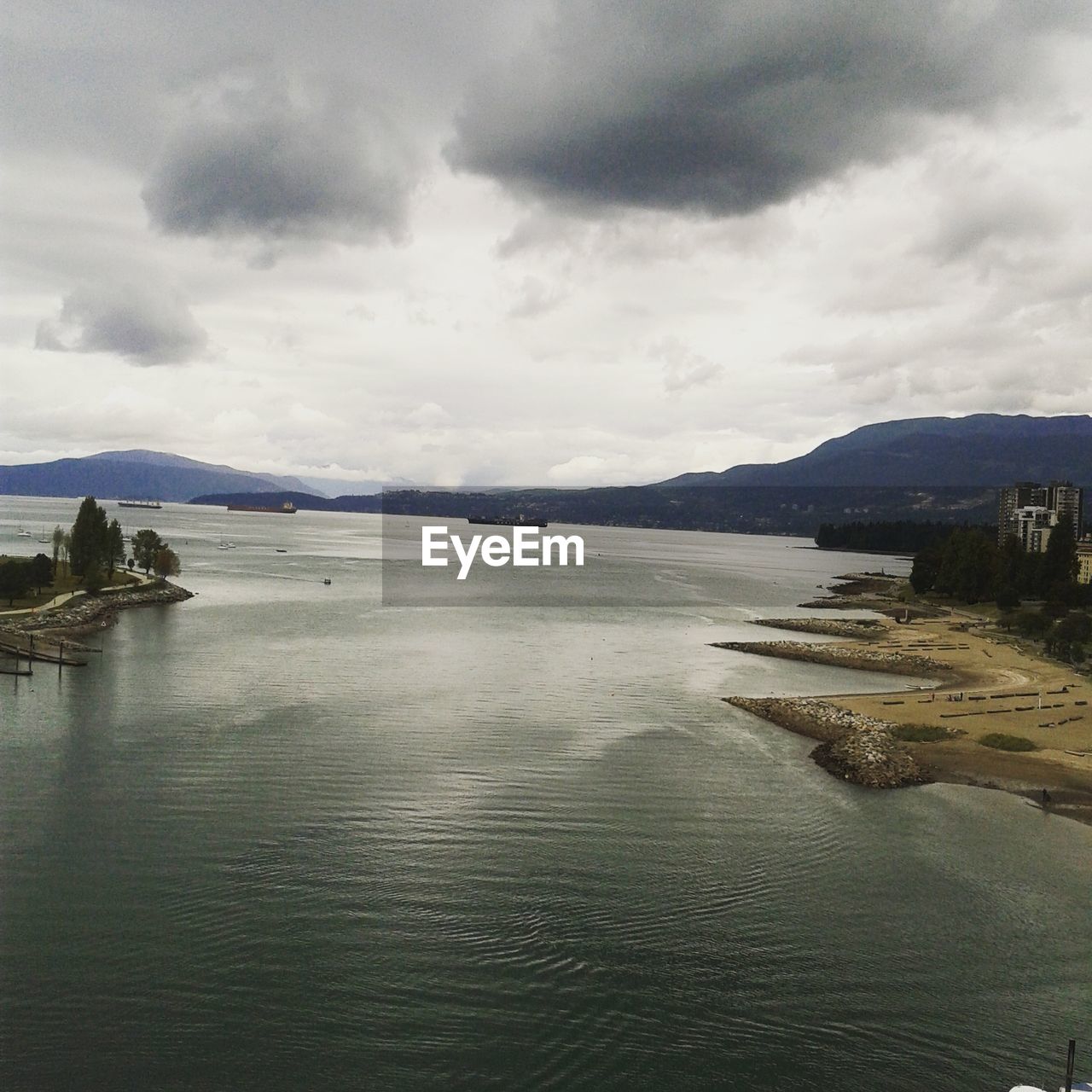 PANORAMIC VIEW OF LAKE AGAINST SKY