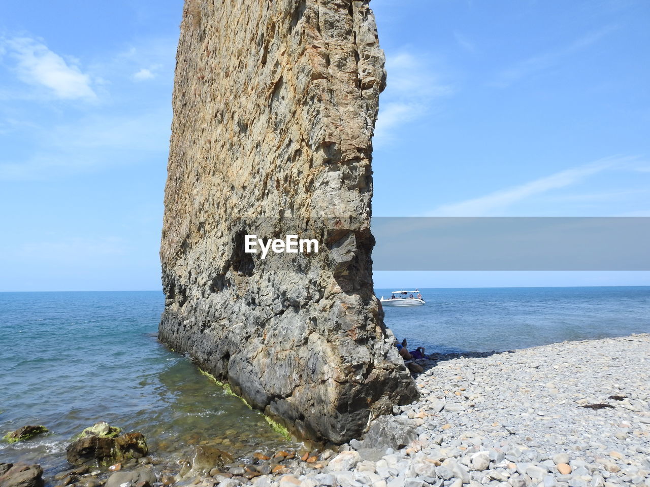 SCENIC VIEW OF ROCKY BEACH AGAINST SKY