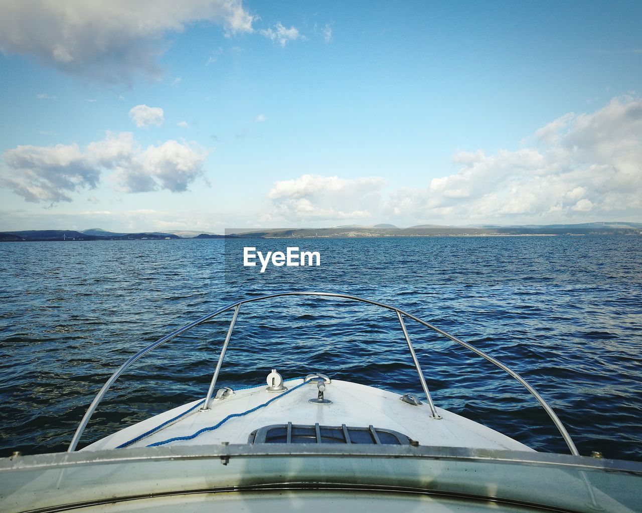 CROPPED BOAT IN SEA AGAINST SKY