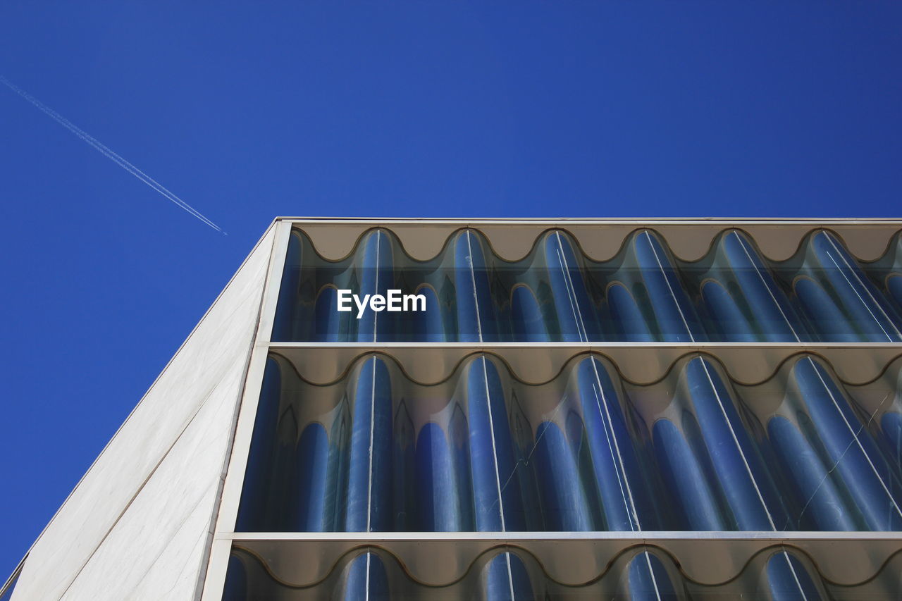 LOW ANGLE VIEW OF BUILDING AGAINST CLEAR BLUE SKY