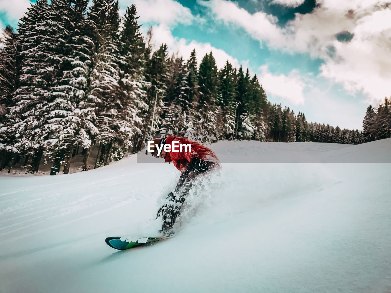 MAN SKIING ON SNOW AGAINST SKY