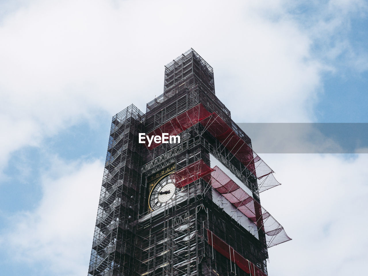 LOW ANGLE VIEW OF BUILDING AGAINST SKY IN CITY