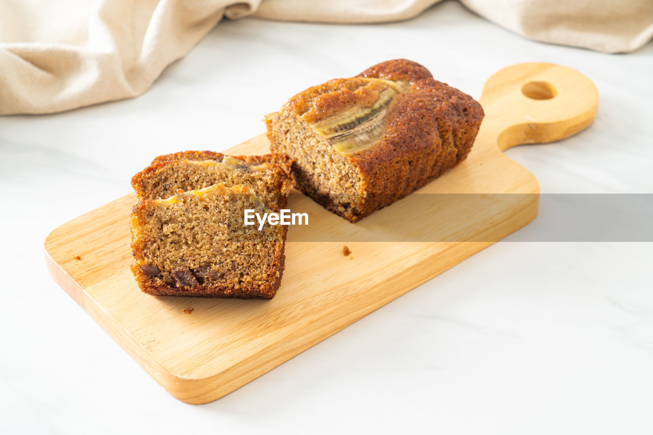 HIGH ANGLE VIEW OF BREAD ON TABLE