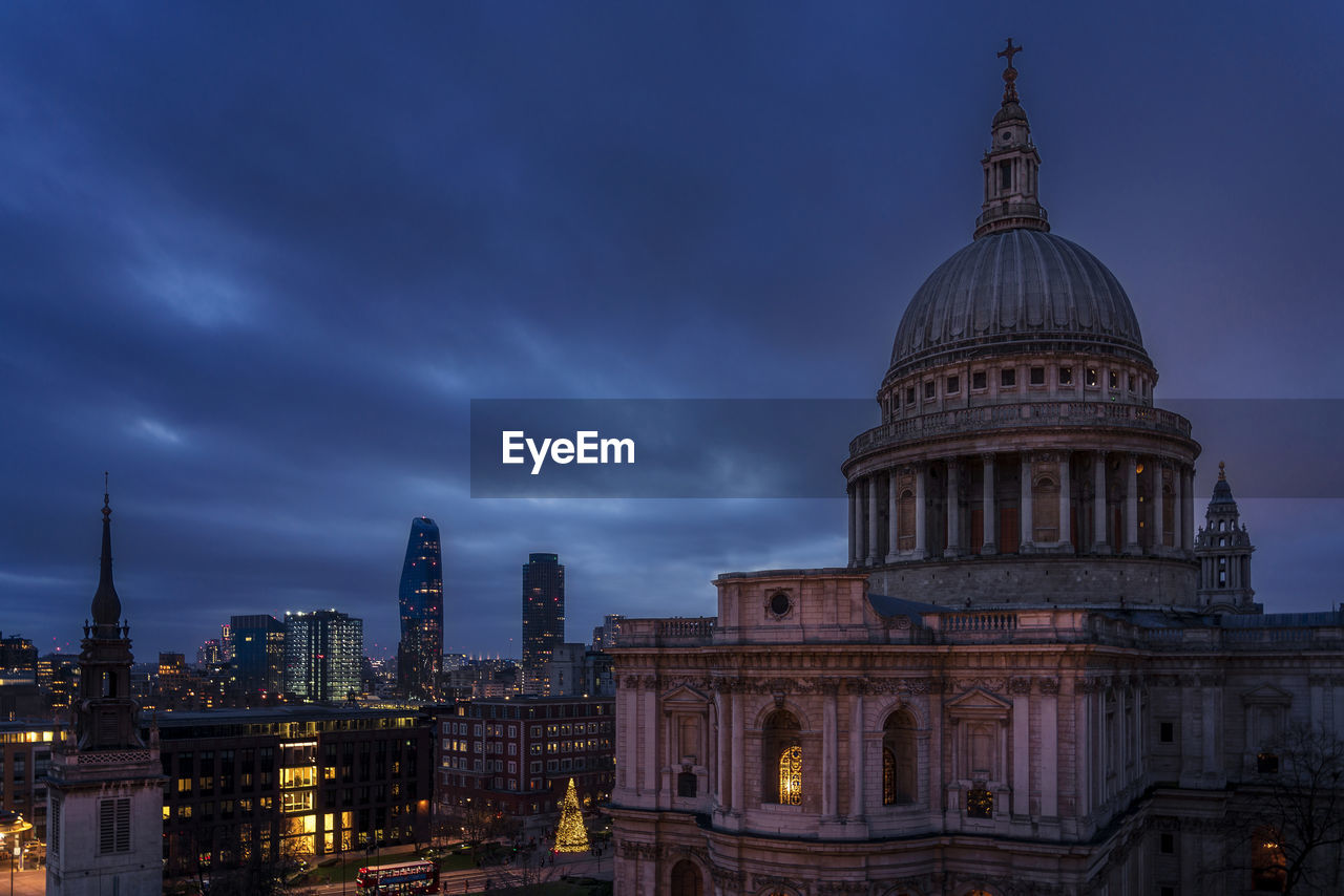 St paul's cathedral at dusk