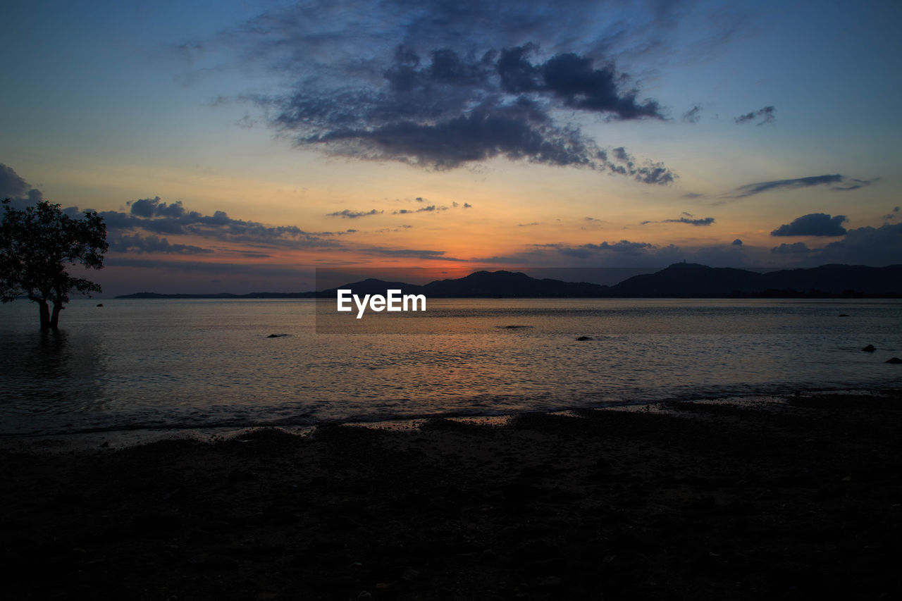 SCENIC VIEW OF SEA AGAINST ORANGE SKY