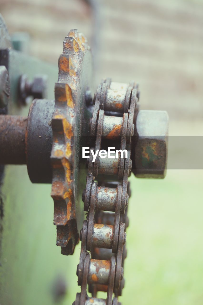 CLOSE-UP OF RUSTY METAL STRUCTURE