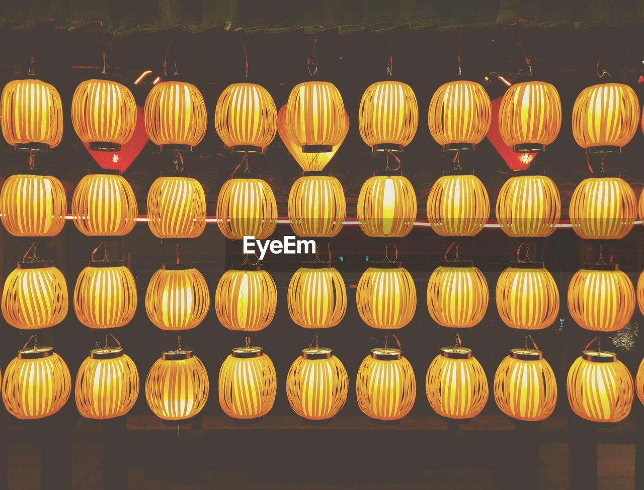 FULL FRAME SHOT OF ILLUMINATED LANTERNS