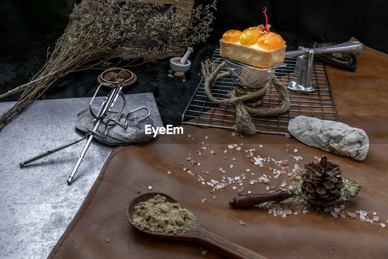 HIGH ANGLE VIEW OF CAKE IN CONTAINER ON TABLE