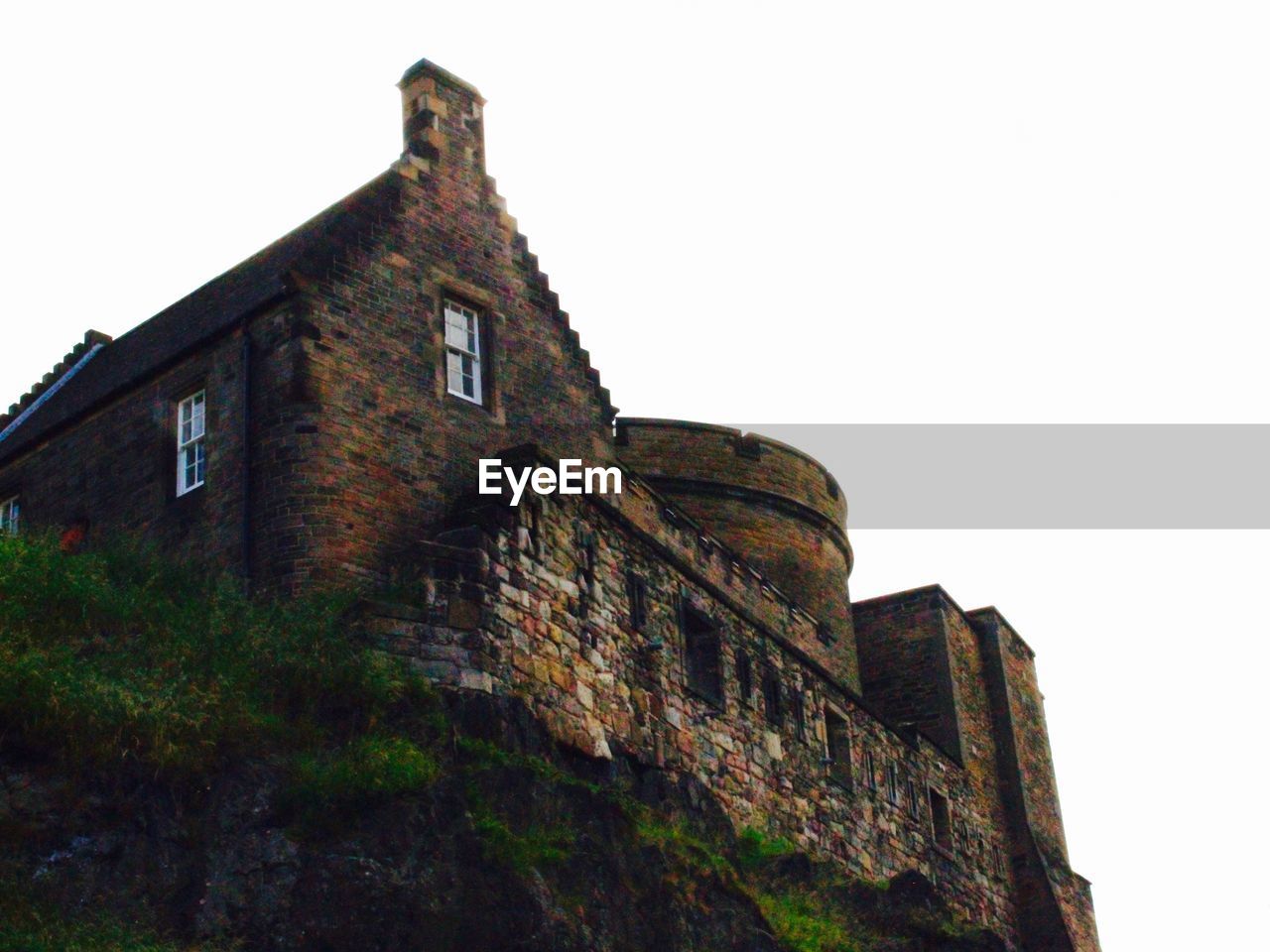 LOW ANGLE VIEW OF HOUSE AGAINST SKY