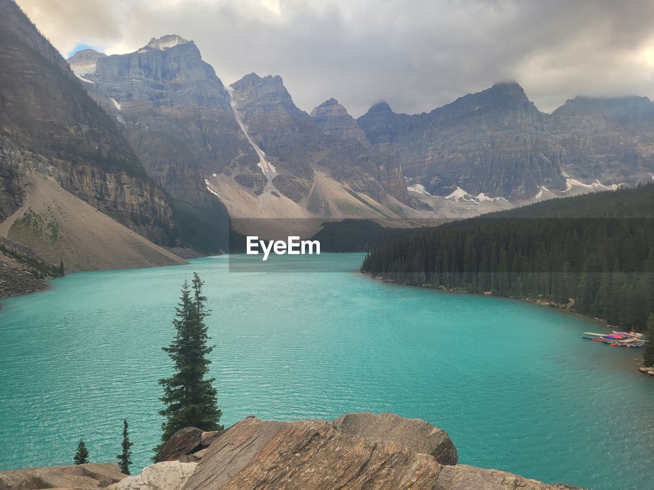 SCENIC VIEW OF LAKE AGAINST MOUNTAINS