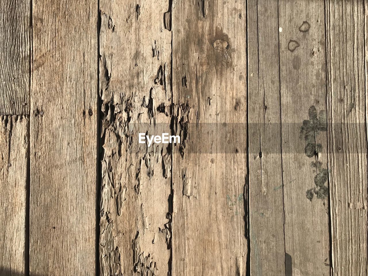 FULL FRAME SHOT OF WEATHERED WOOD WITH TEXTURED BACKGROUND