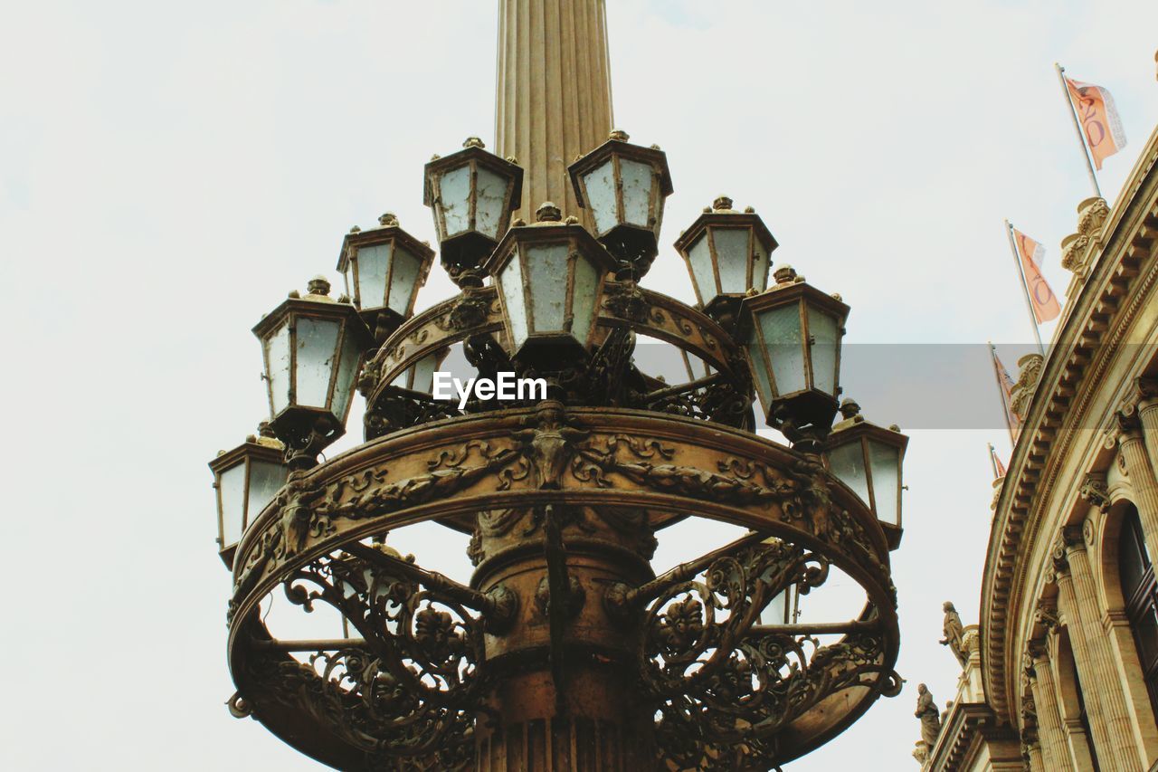 LOW ANGLE VIEW OF BUILDING AGAINST CLEAR SKY