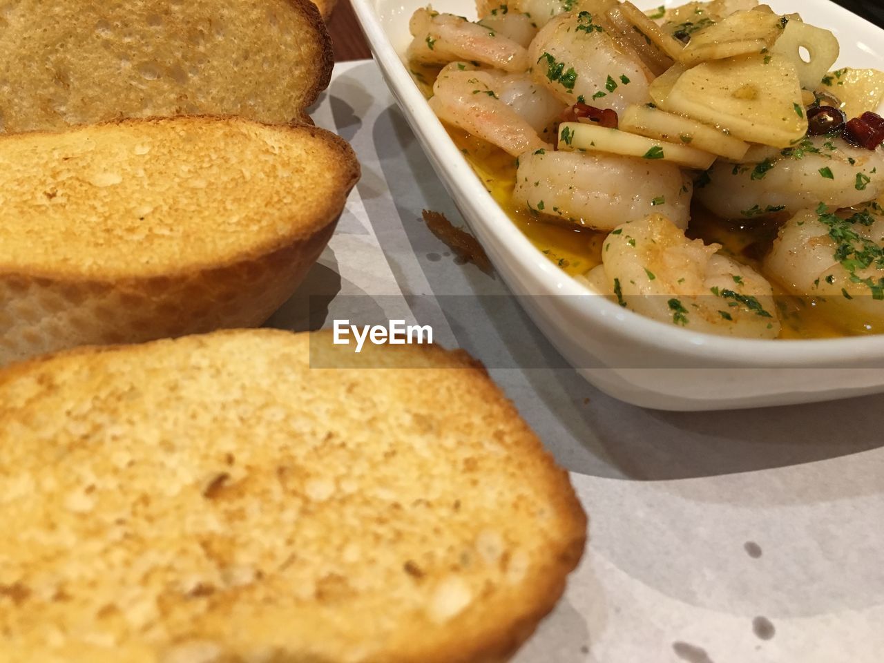 CLOSE-UP OF BURGER IN BOWL