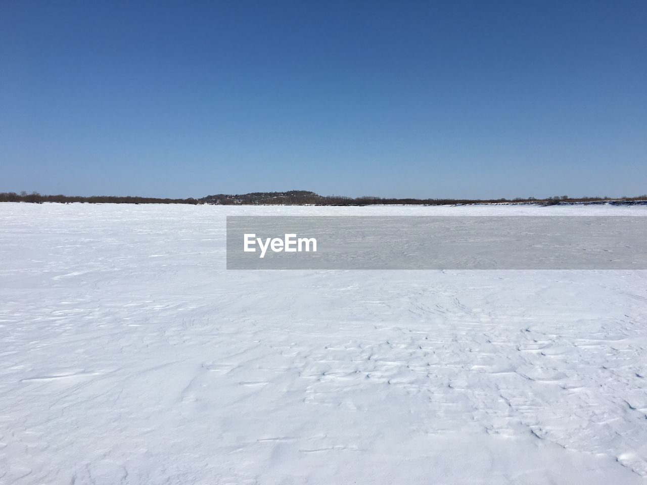 SCENIC VIEW OF SNOW AGAINST CLEAR BLUE SKY