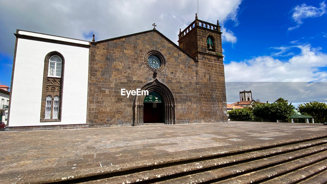 ENTRANCE OF BUILDING AGAINST SKY