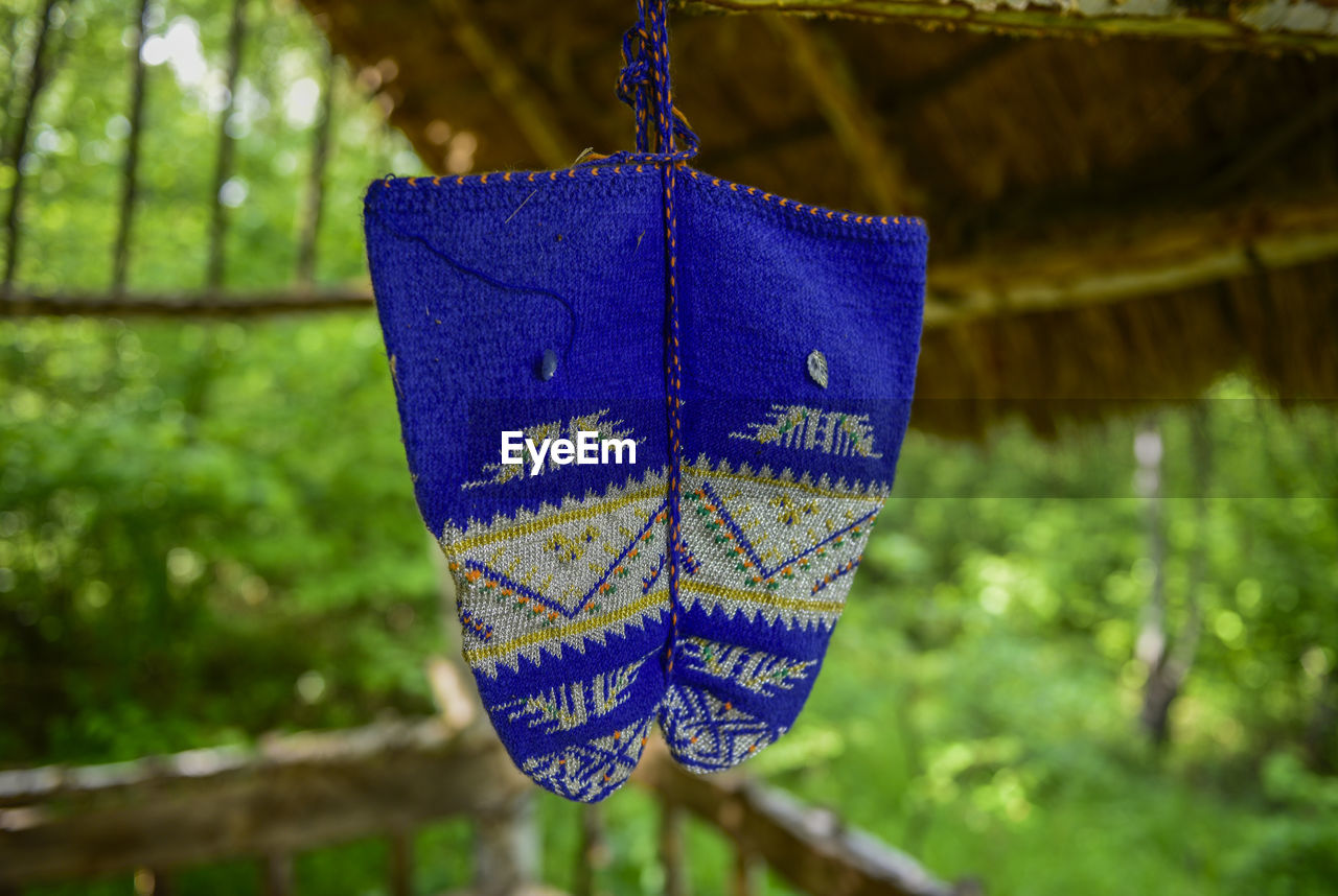 CLOSE-UP OF ROPE HANGING ON TREE