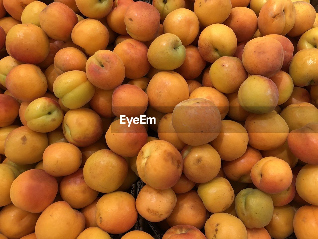 FULL FRAME SHOT OF ORANGES IN MARKET