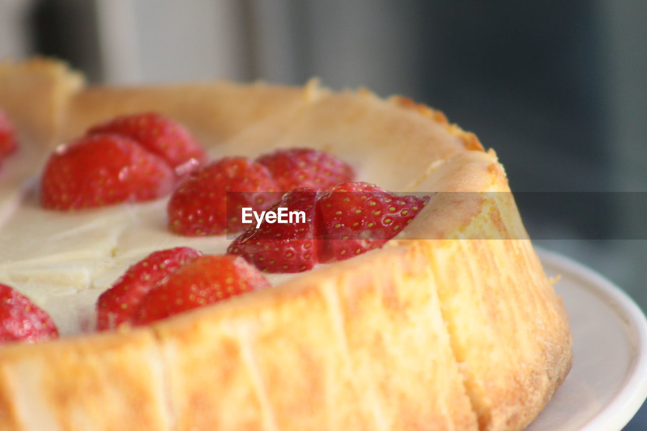 CLOSE-UP OF STRAWBERRY CAKE ON PLATE