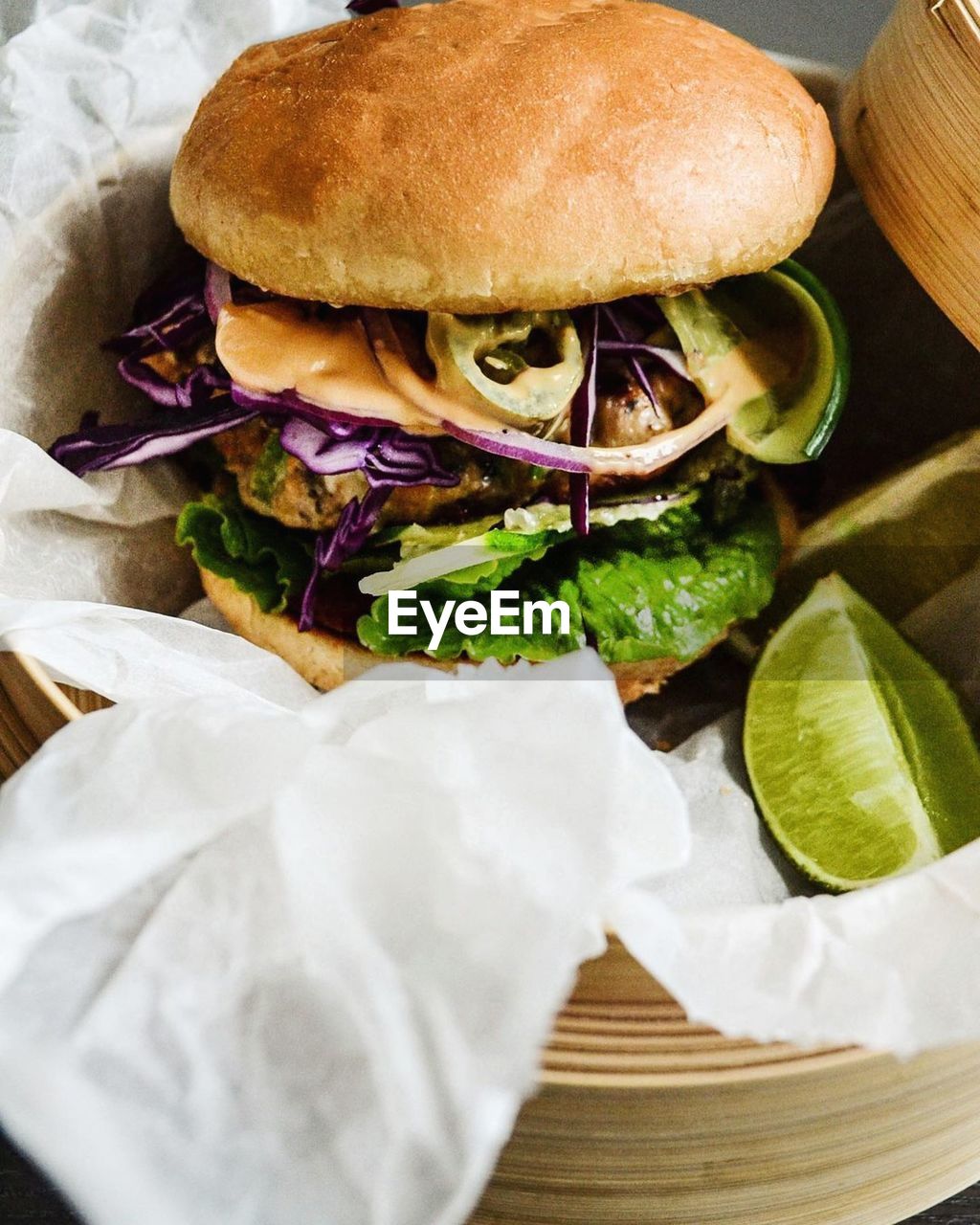 CLOSE-UP OF BURGER ON TRAY