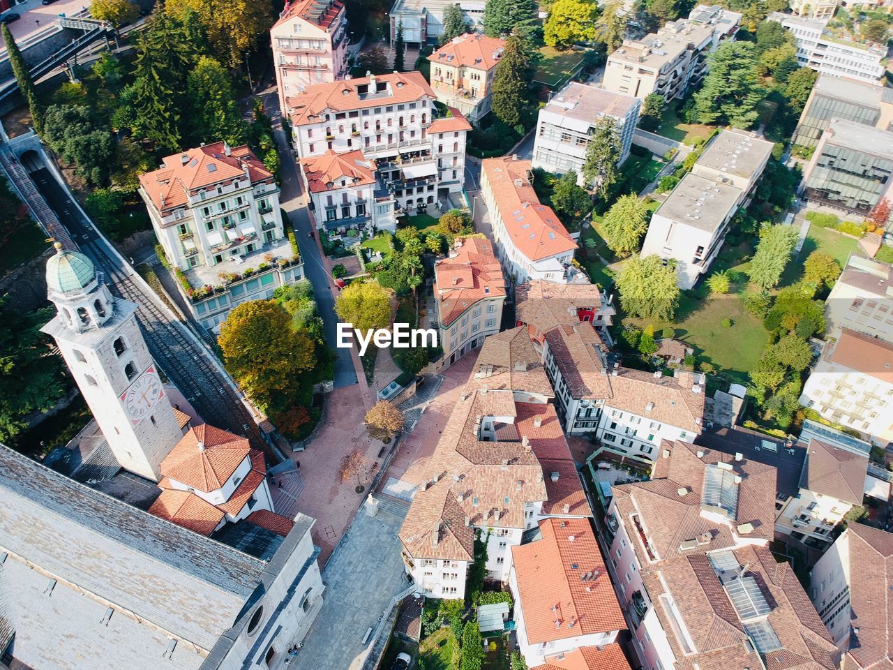 HIGH ANGLE VIEW OF TOWNSCAPE AGAINST SKY