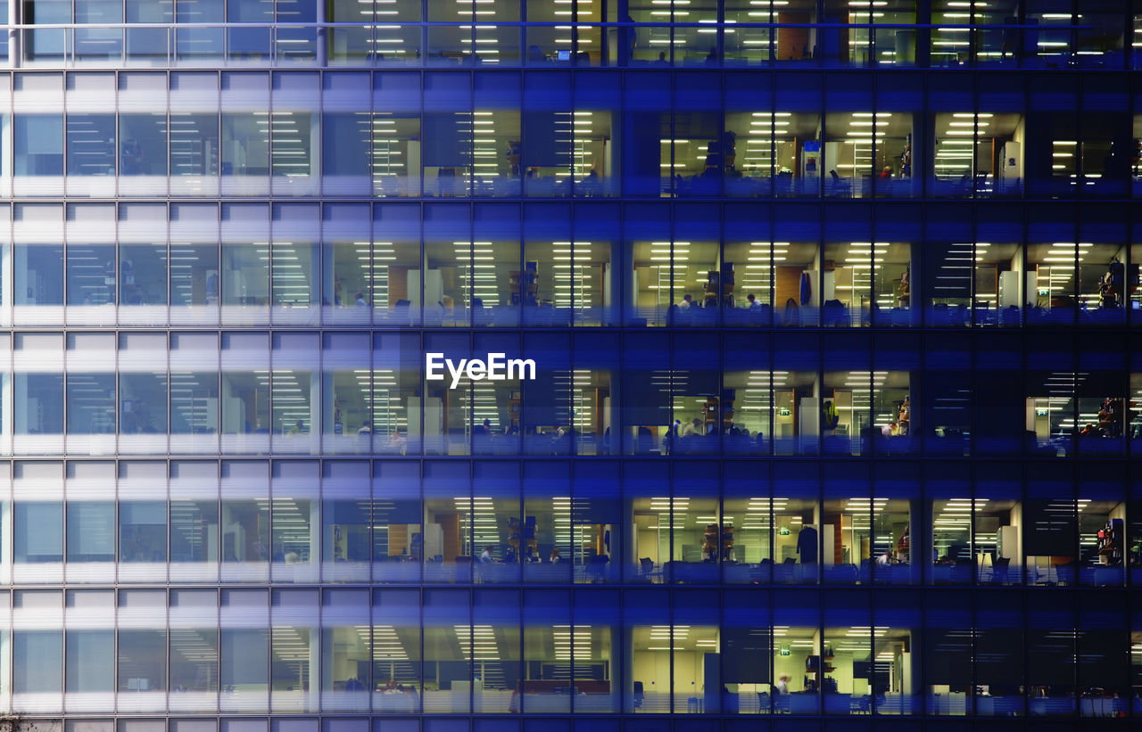 FULL FRAME SHOT OF ILLUMINATED MODERN BUILDING