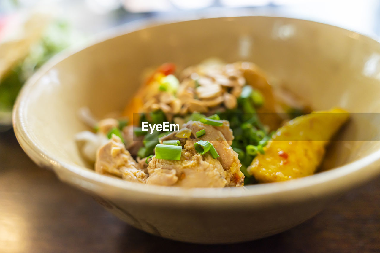 CLOSE-UP OF FRESH SOUP IN BOWL