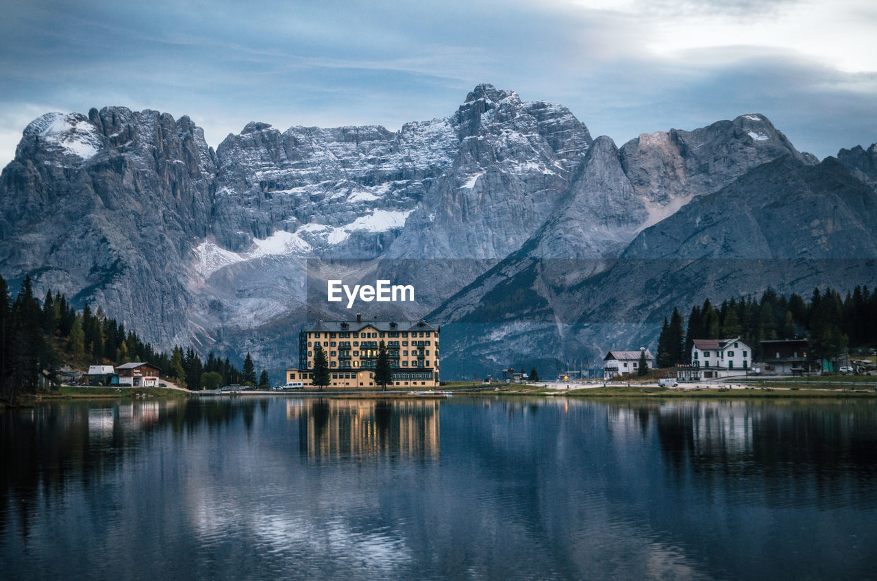 SCENIC VIEW OF LAKE AND SNOWCAPPED MOUNTAINS AGAINST SKY