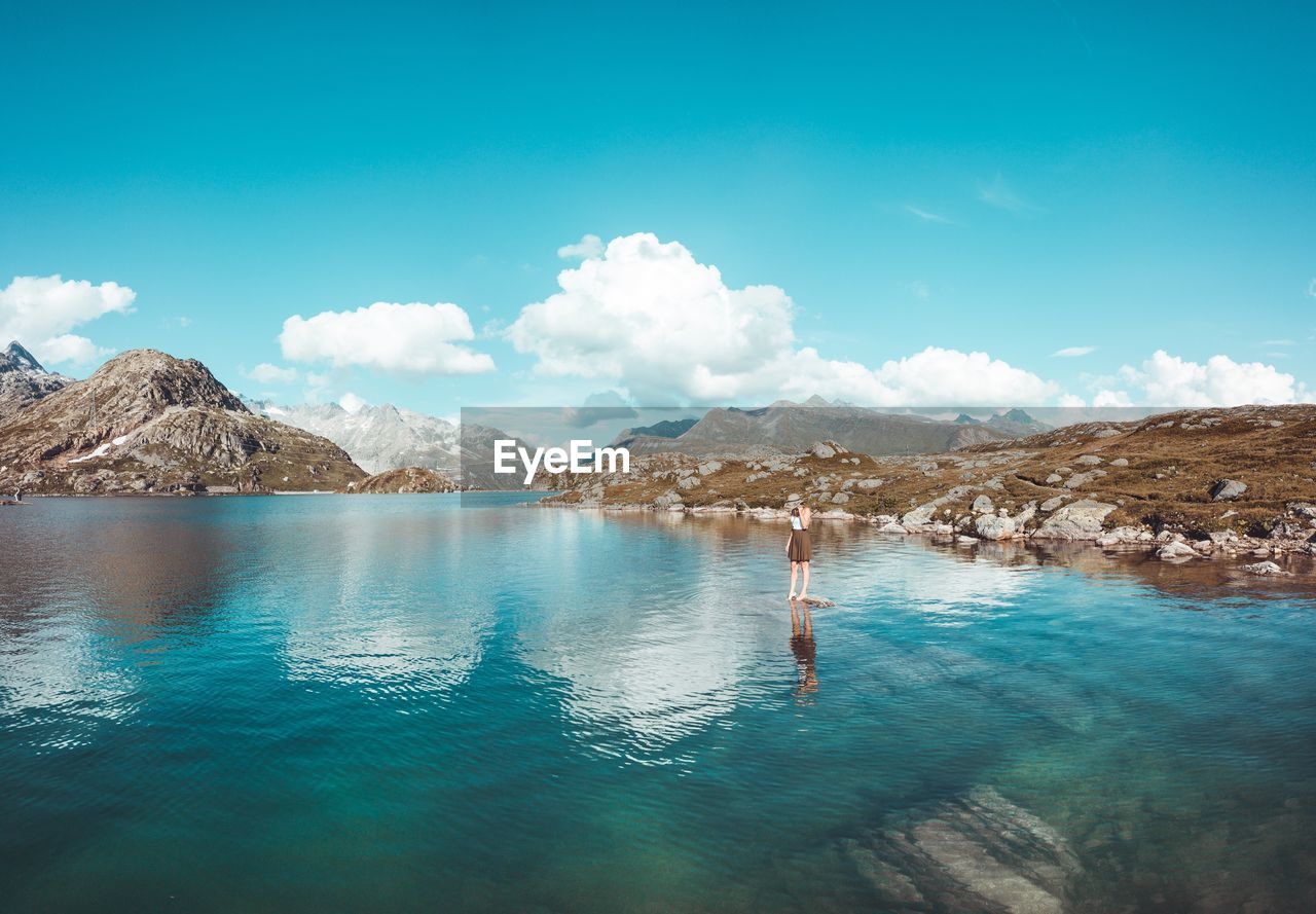 SCENIC VIEW OF SEA AND MOUNTAINS AGAINST SKY