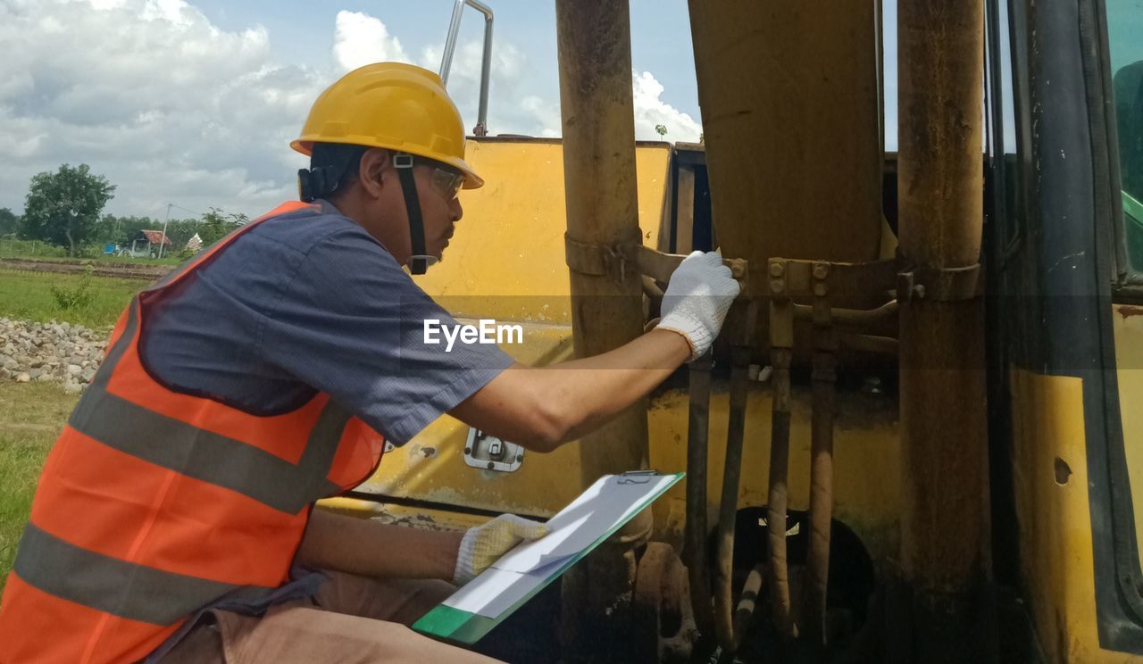 MAN WORKING IN CONSTRUCTION SITE