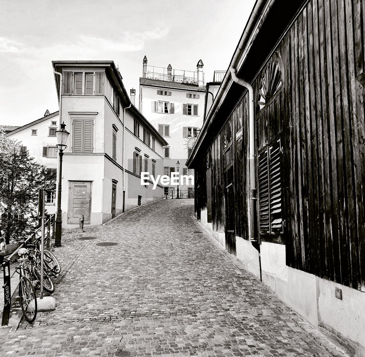 FOOTPATH AMIDST BUILDINGS IN CITY