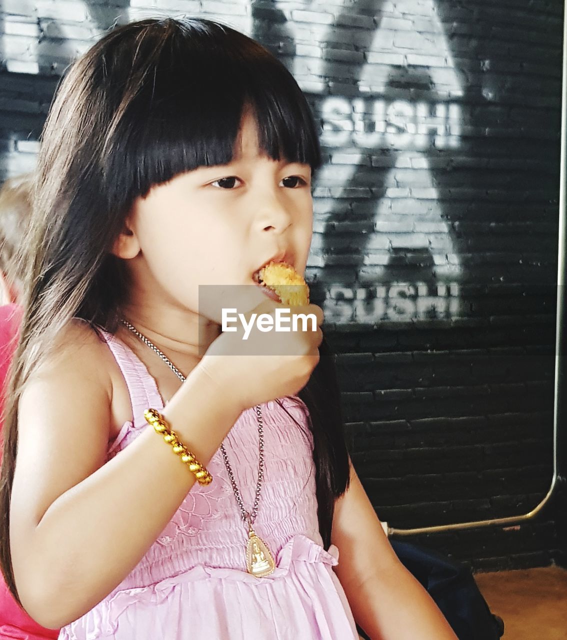 PORTRAIT OF CUTE GIRL EATING ICE CREAM