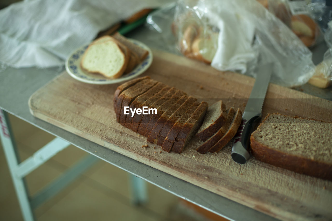 HIGH ANGLE VIEW OF BREAD ON TABLE