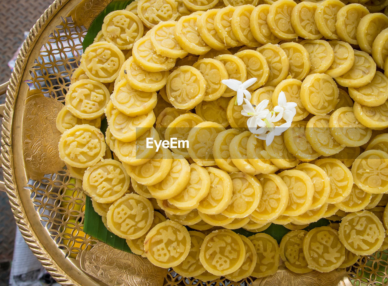 HIGH ANGLE VIEW OF BANANAS IN CONTAINER