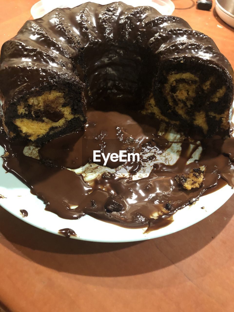 CLOSE-UP OF CHOCOLATE CAKE IN PLATE