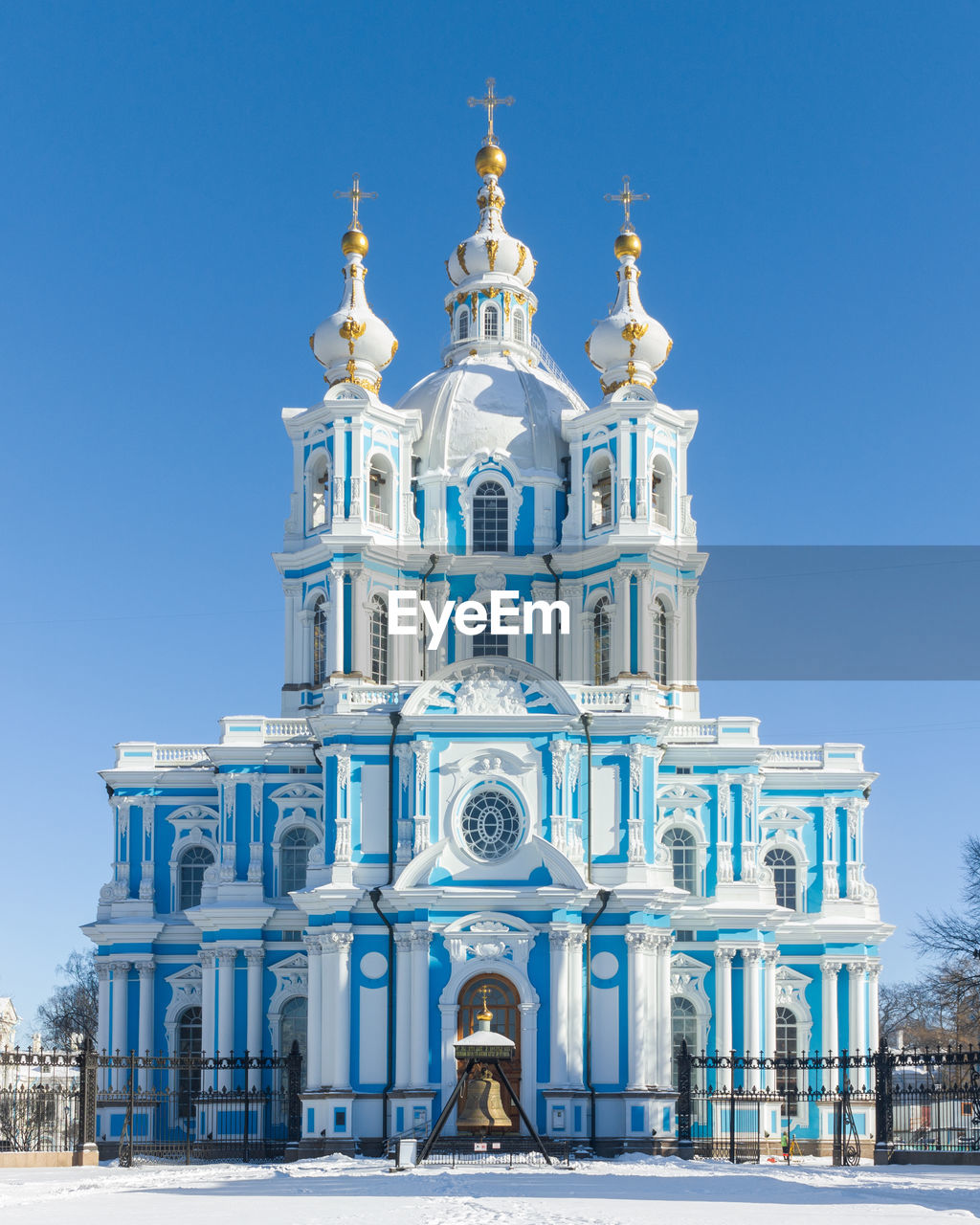 Blue church on a sunny winter's day in saint petersburg, russia