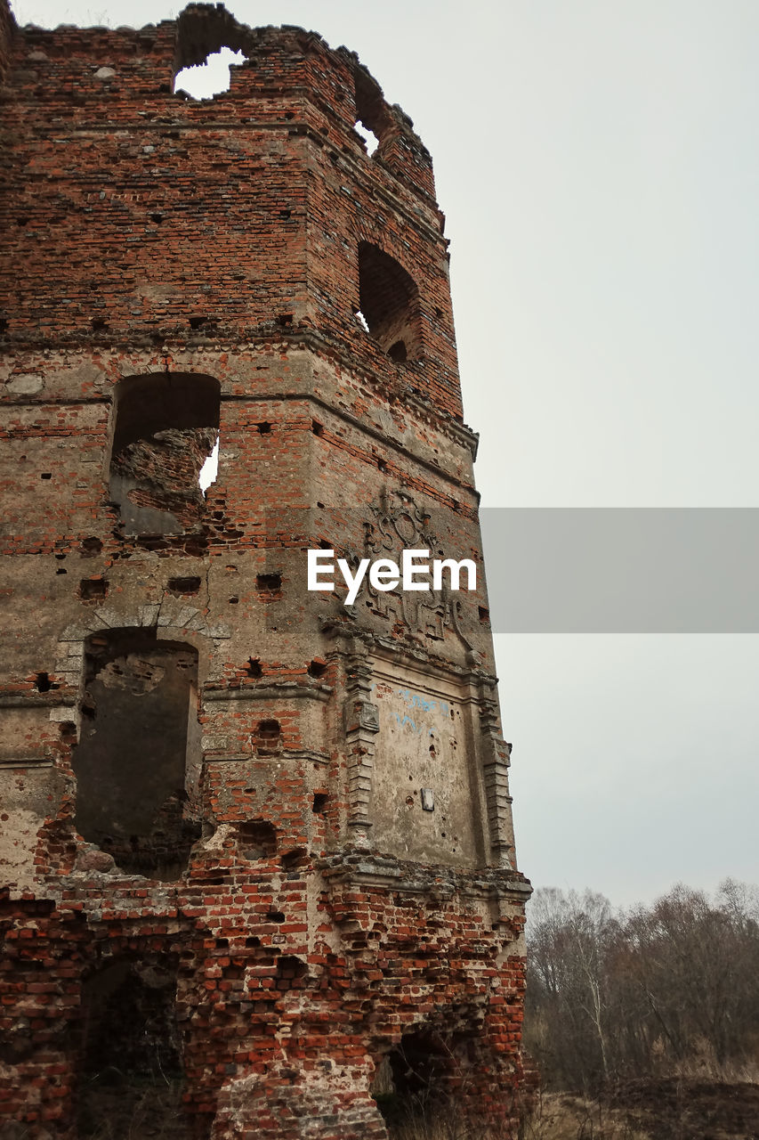 LOW ANGLE VIEW OF OLD BUILDING