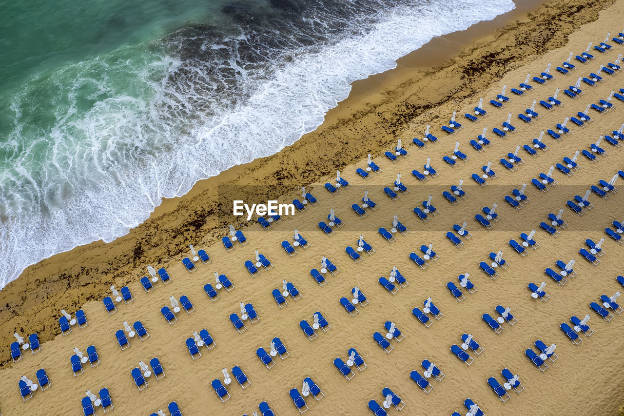 HIGH ANGLE VIEW OF DECK CHAIRS ON BEACH