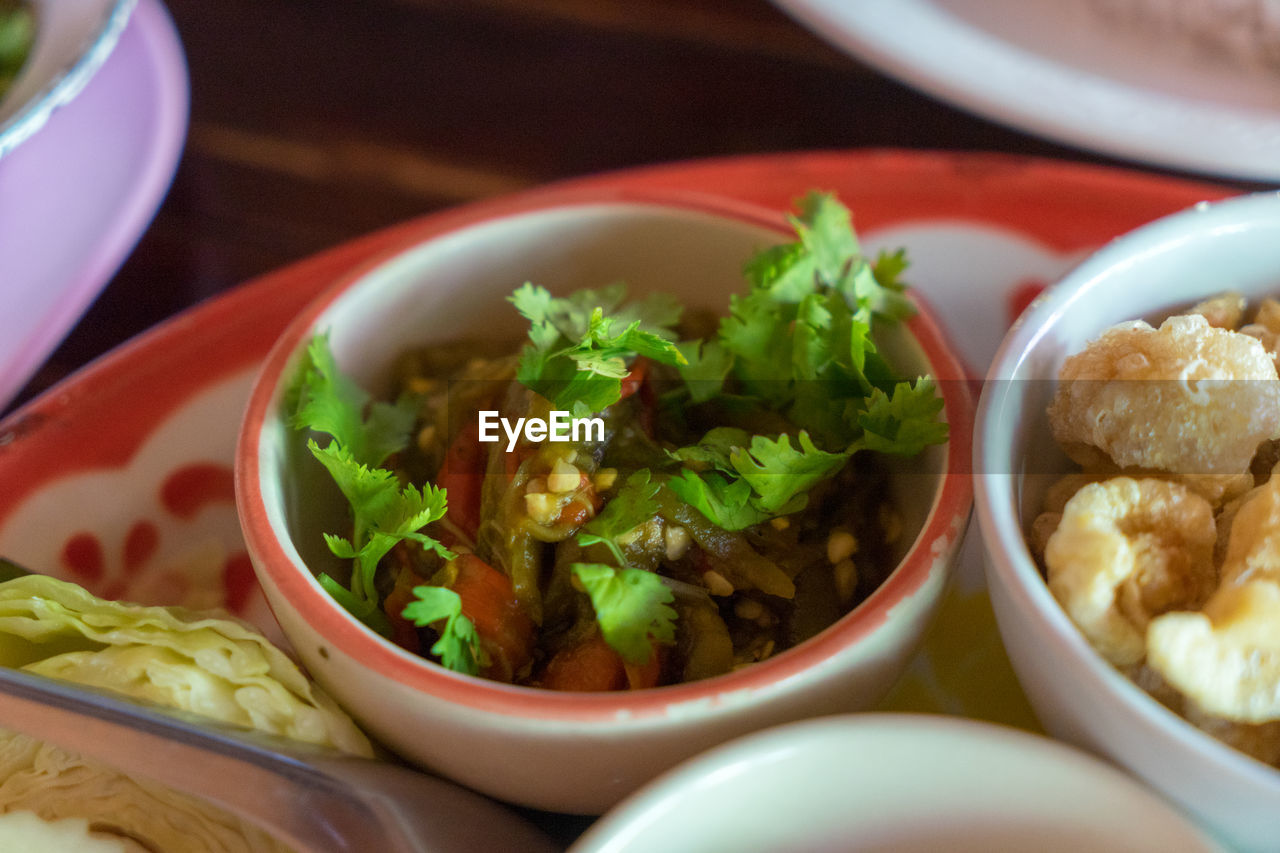 HIGH ANGLE VIEW OF FOOD SERVED IN BOWL