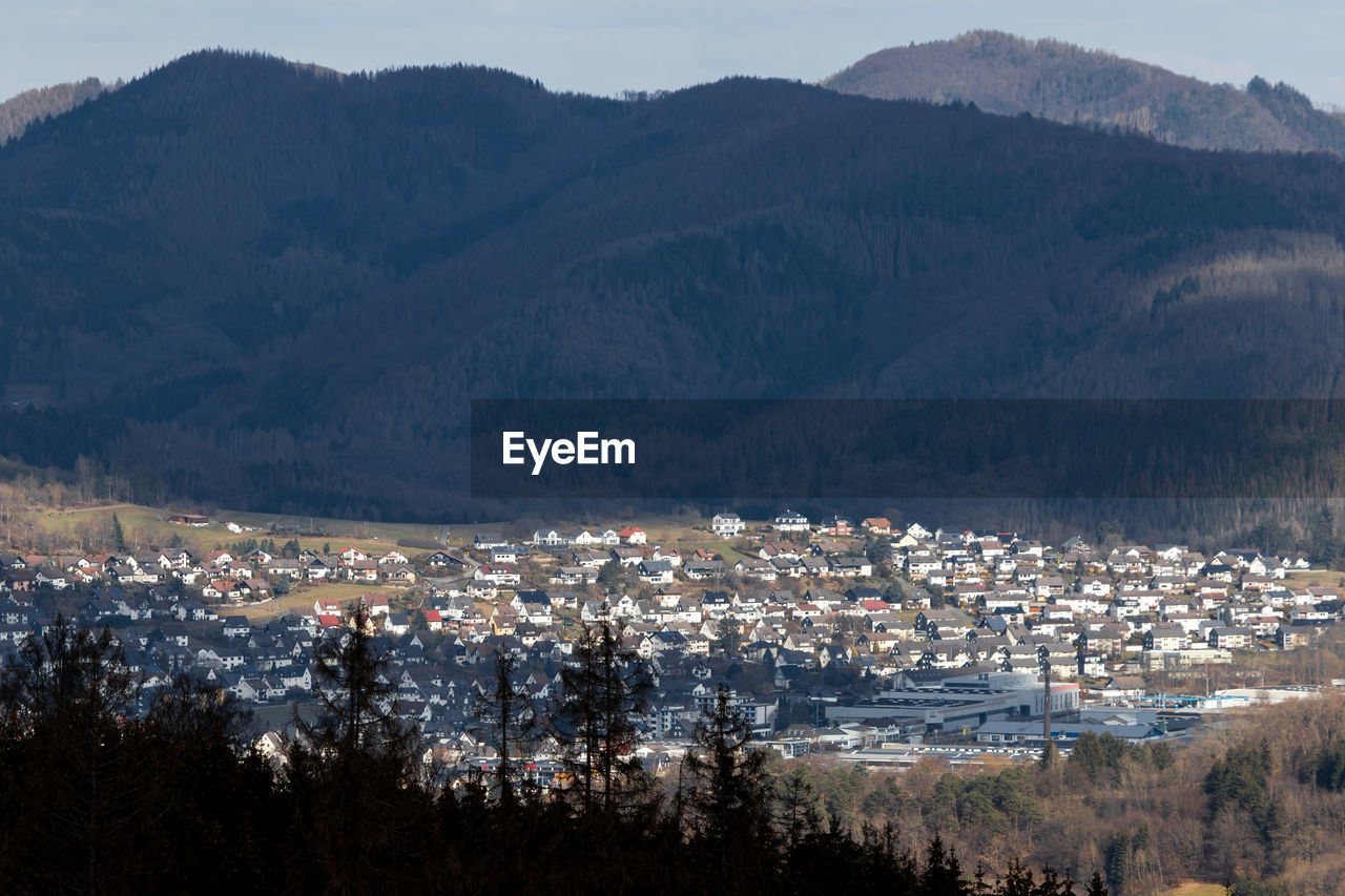 HIGH ANGLE VIEW OF TOWNSCAPE AND MOUNTAIN RANGE