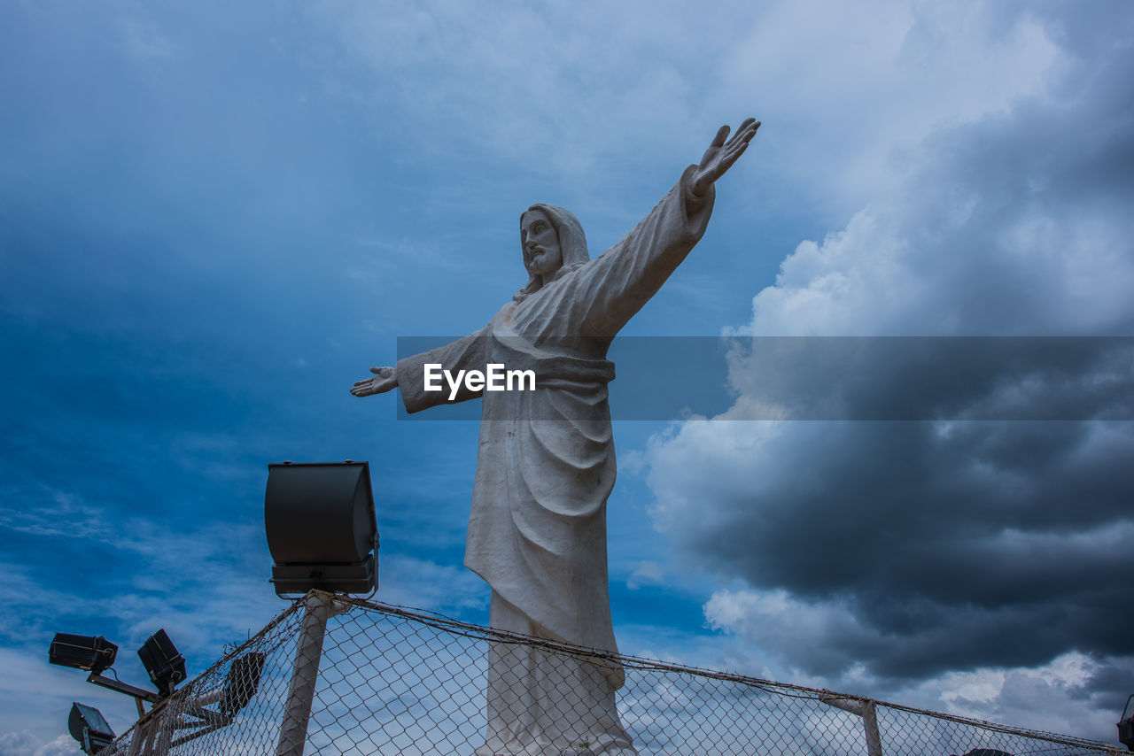 LOW ANGLE VIEW OF STATUES AGAINST SKY