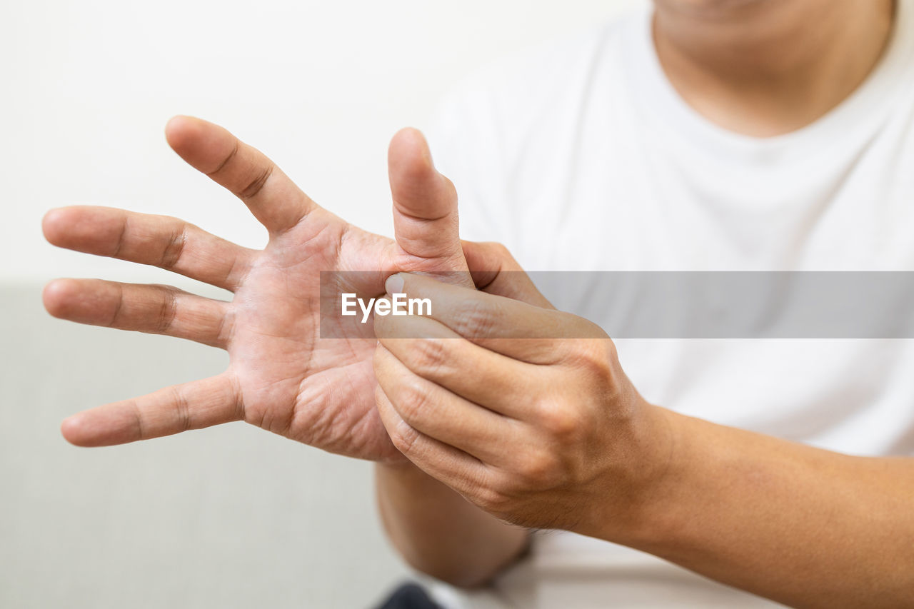 CLOSE-UP OF WOMAN HAND WITH HANDS