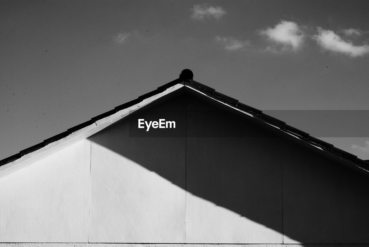 LOW ANGLE VIEW OF BUILT STRUCTURE AGAINST SKY