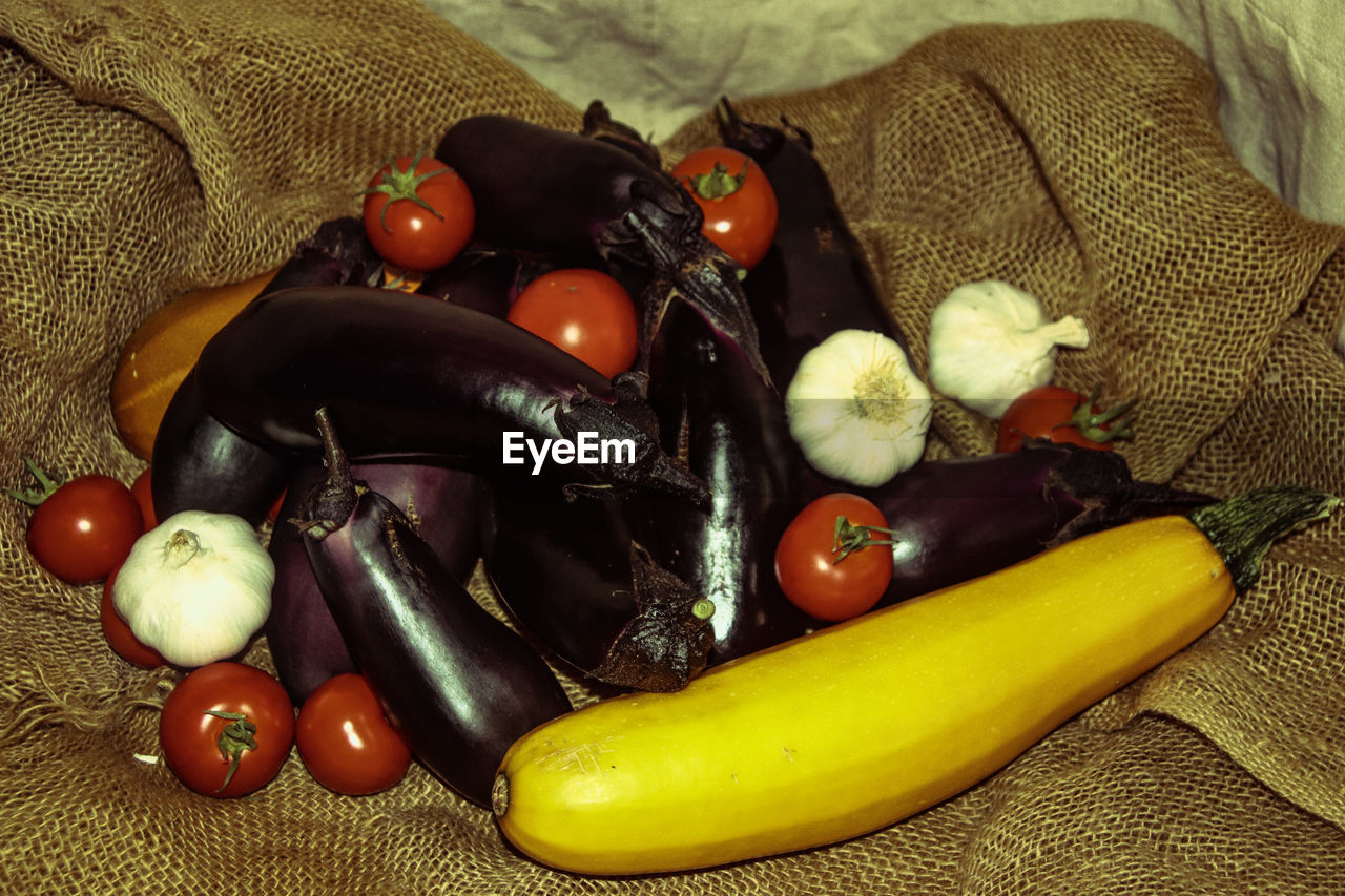 HIGH ANGLE VIEW OF FRUITS IN PLATE