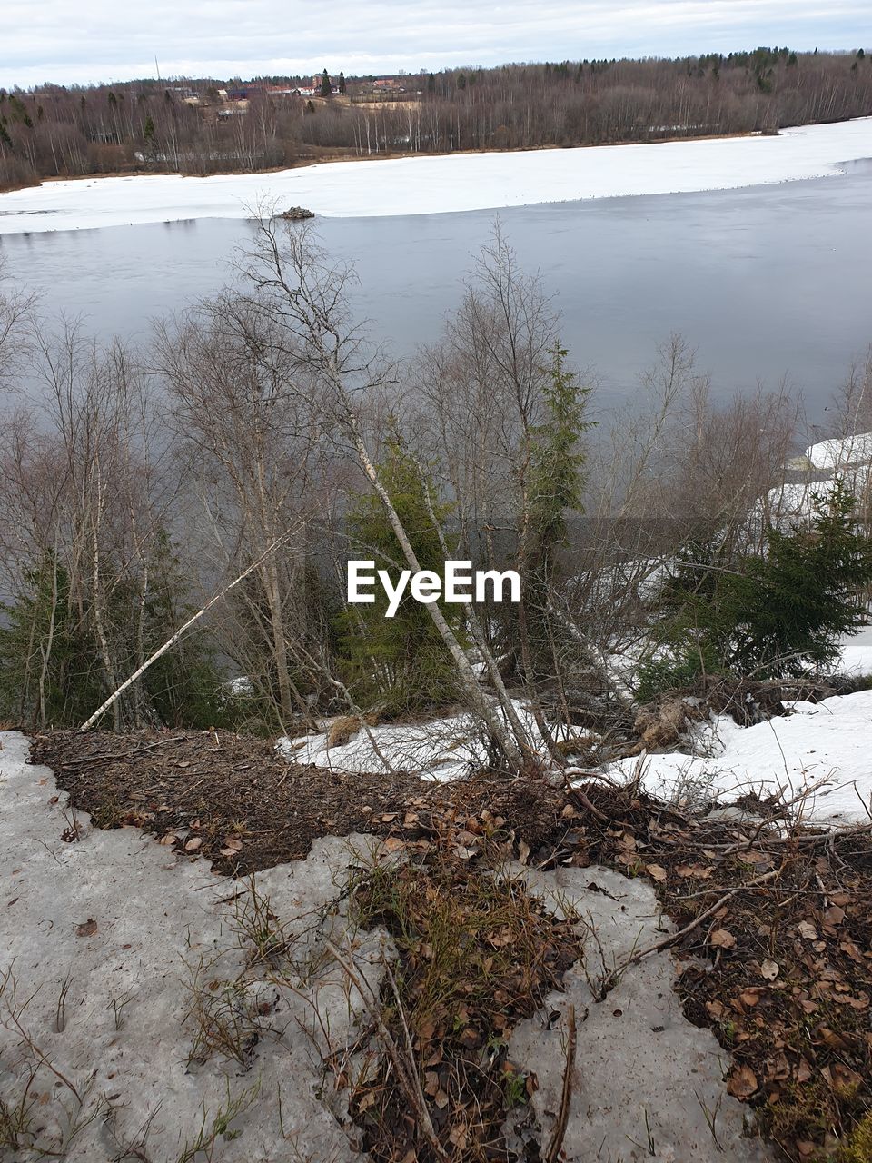 SCENIC VIEW OF RIVER IN WINTER