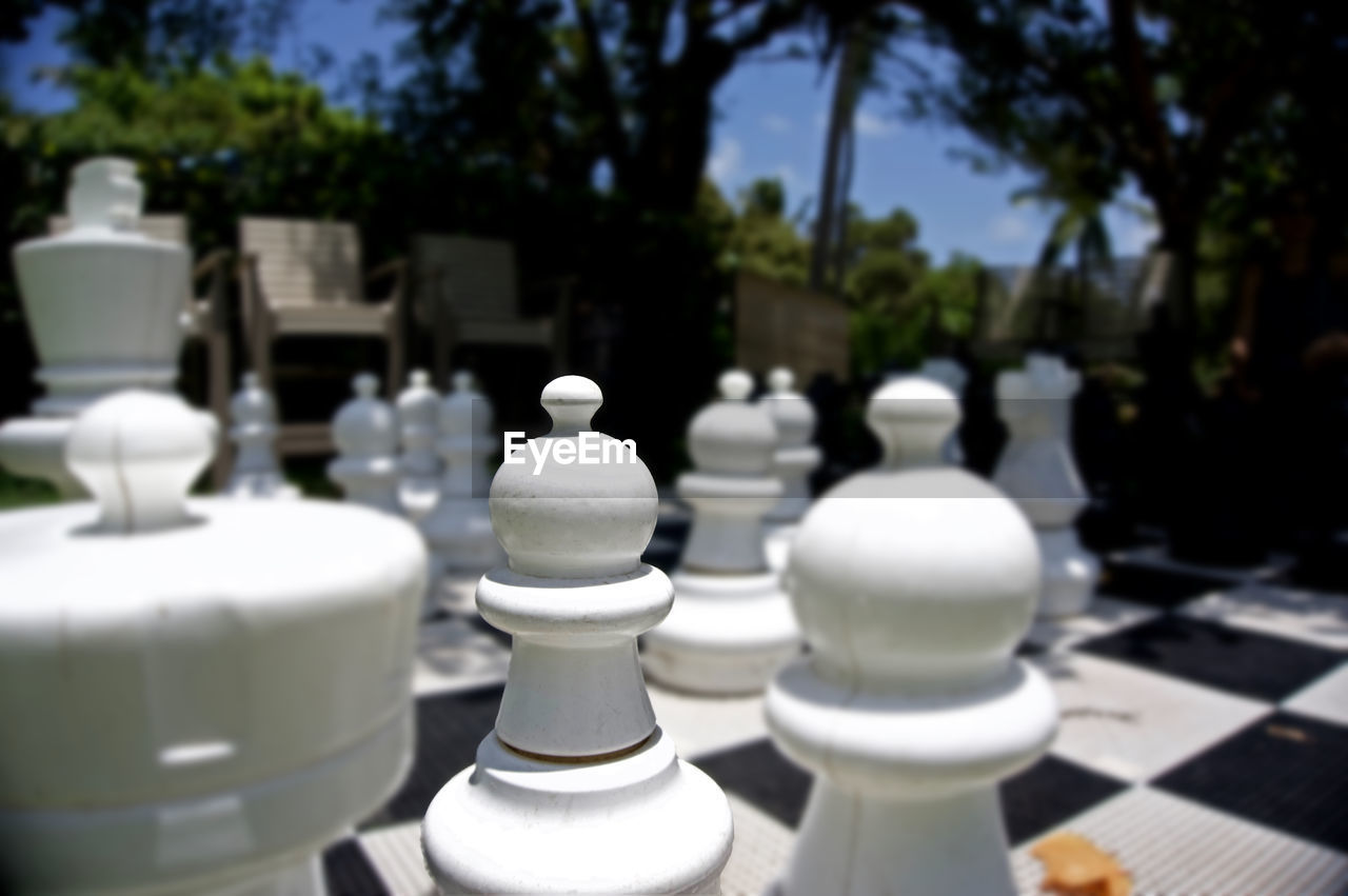 CLOSE-UP OF CHESS PIECES ON BOARD