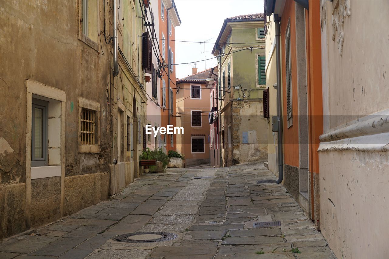 NARROW STREET BETWEEN BUILDINGS